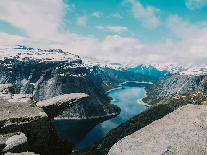 Fjord norvégien entre des falaises enneigées