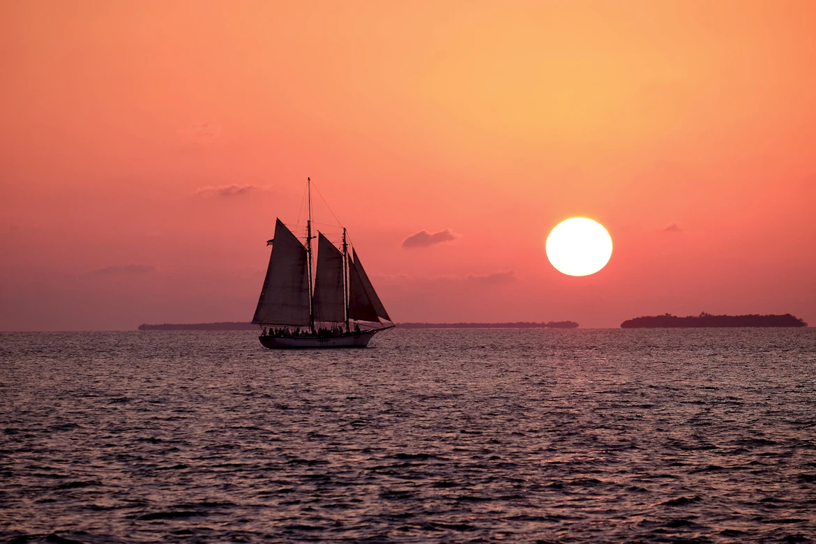 Goélette à voiles au coucher du soleil