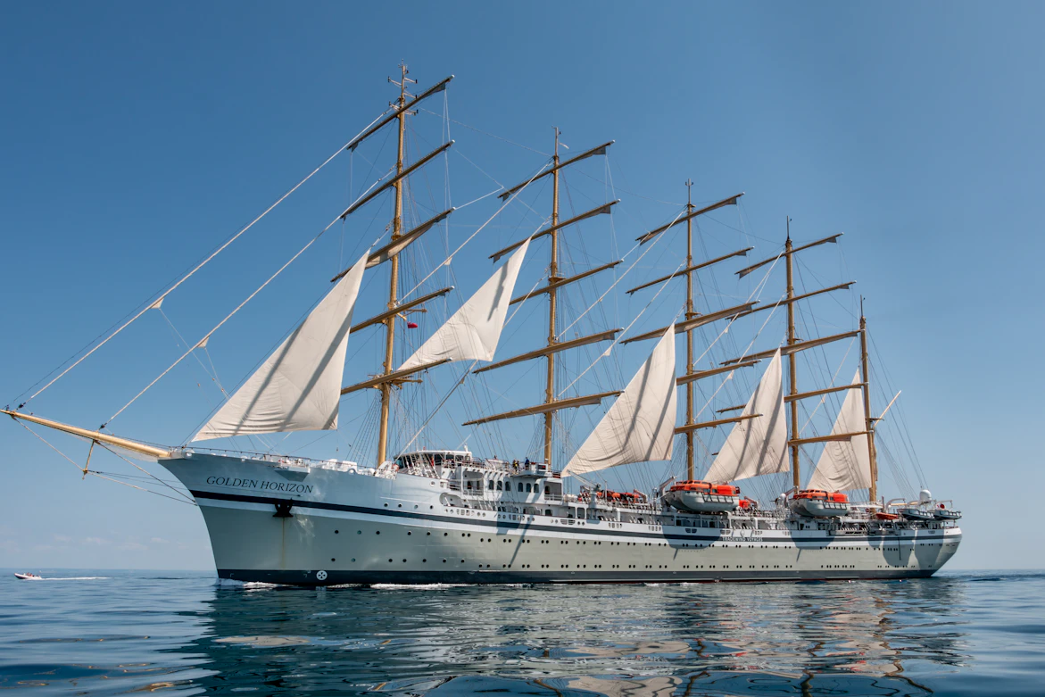 Grand voilier de croisière toutes voiles dehors